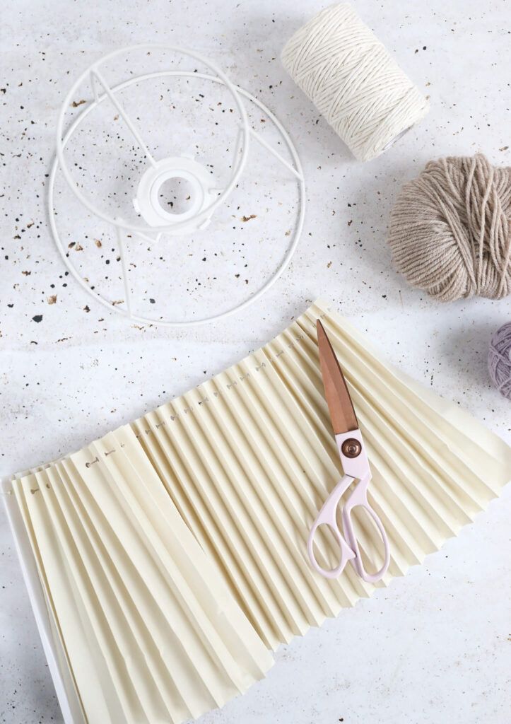 Lampenschirm mit Wolle umwickeln