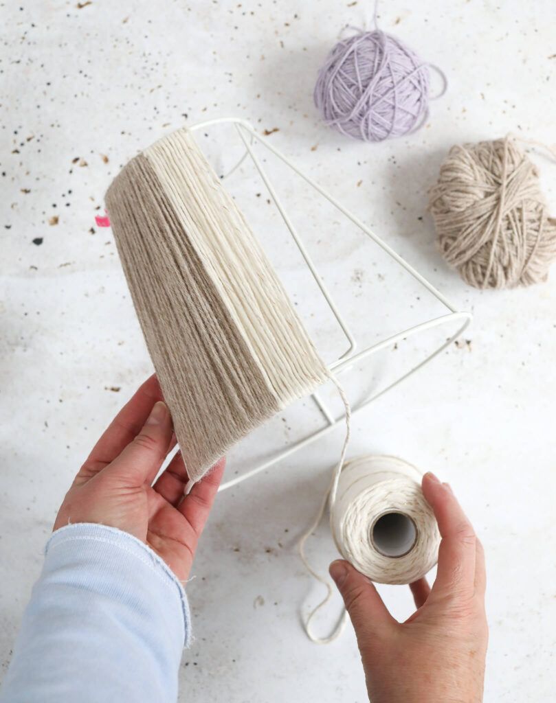 Wolle um den Lampenschirm wickeln.