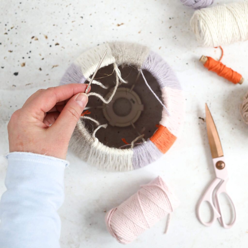 Lampenschirm mit Wolle umwickeln. Fäden vernähen