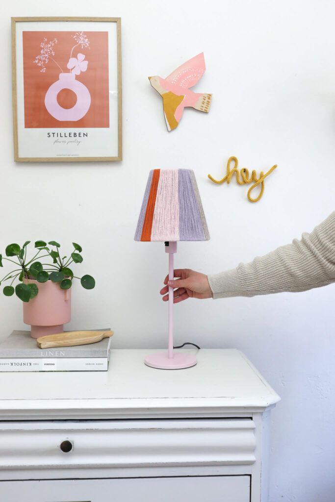 Lampenschirm mit Wolle umwickeln DIY Upcycling