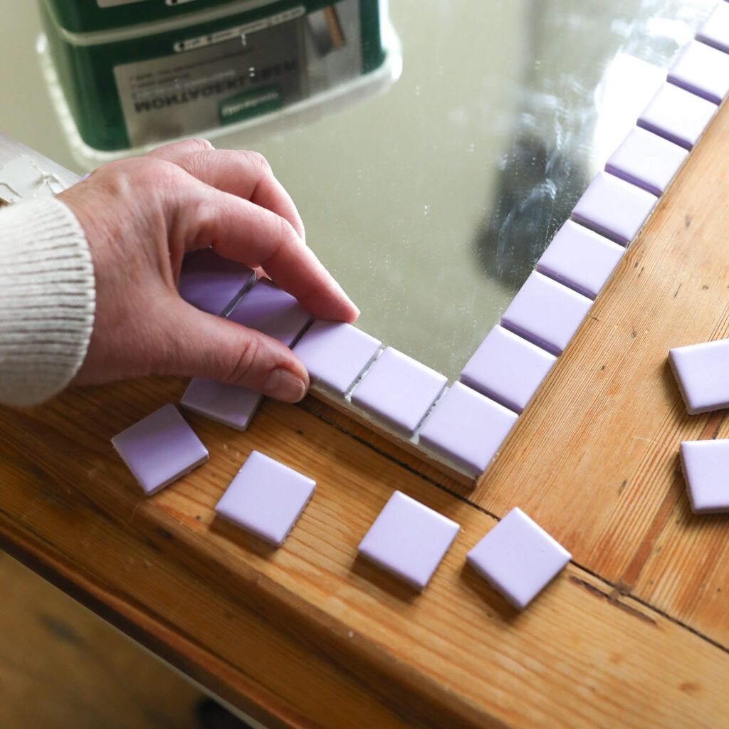 Mosaikfliesen auf Spiegelrahmen aufkleben