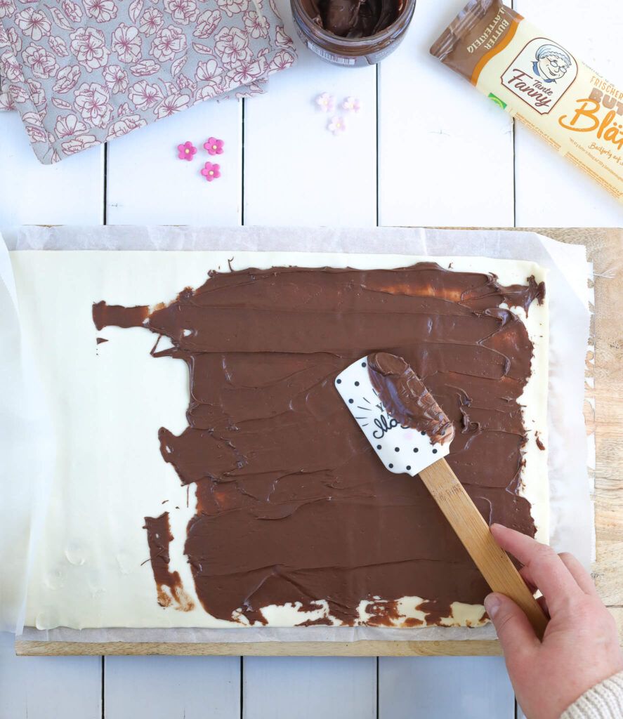 Schokocreme auf Blätterteig streichen