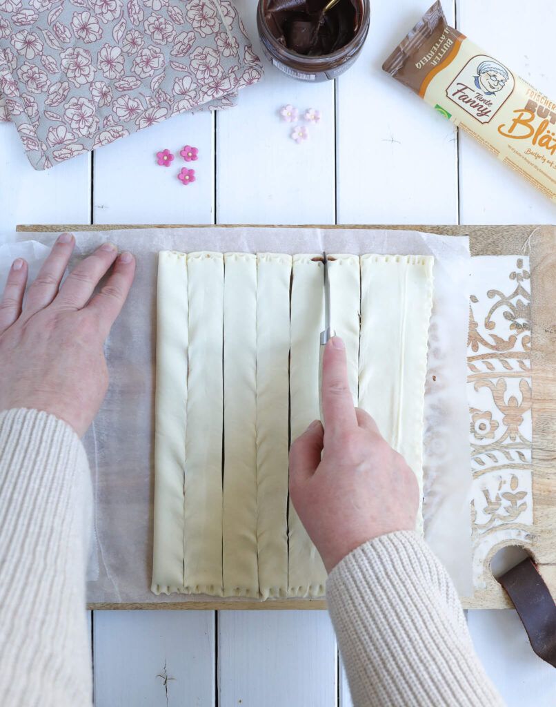 Blätterteig in 8 Streifen schneiden