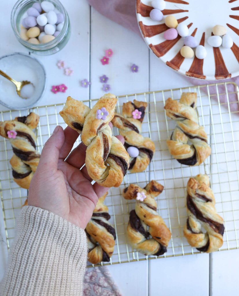 Blätterteig Osterhasen mit Zuckerblumen verzieren