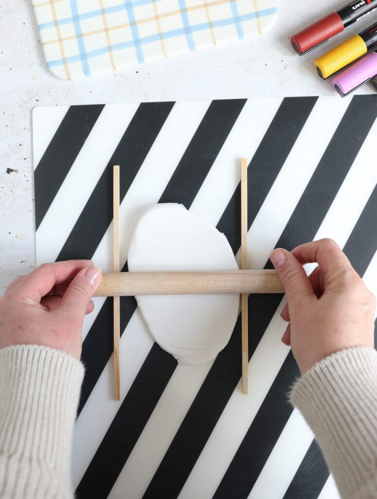 Modeliermasse ausrollen