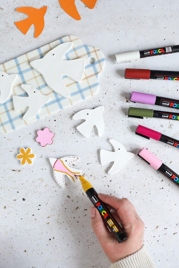 Vogel Osteranhänger mit Acryl Markern bemalen