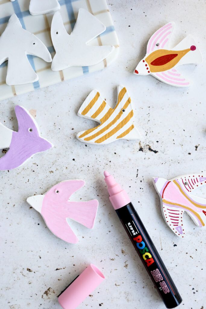 Vogel Osteranhänger mit Acryl Markern bemalen