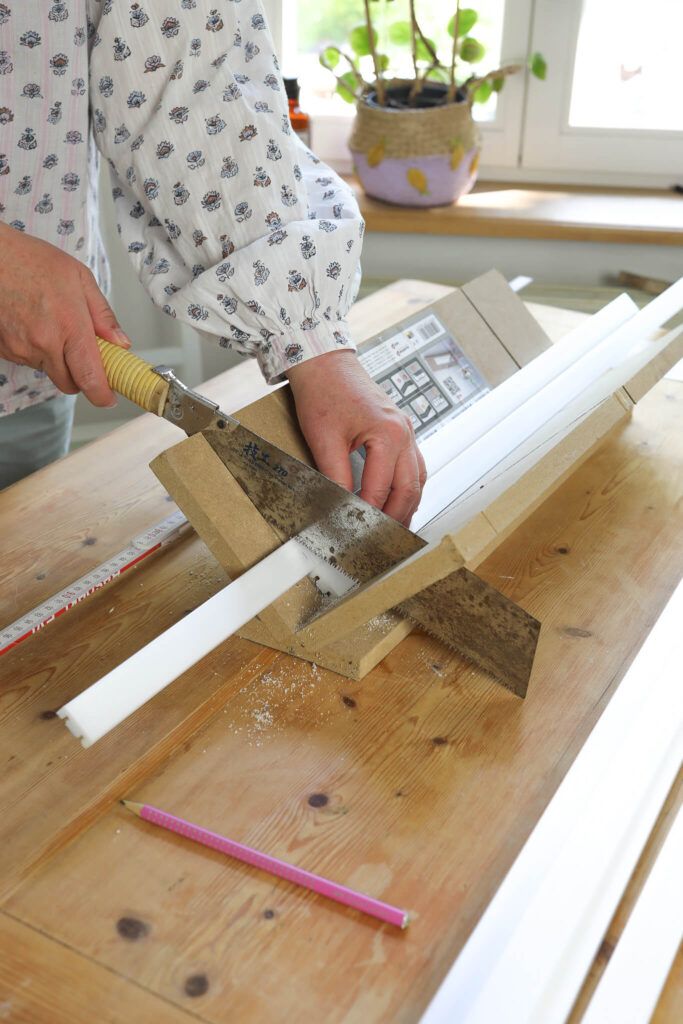 Kunststoffleisten in der Gehrungslade sägen