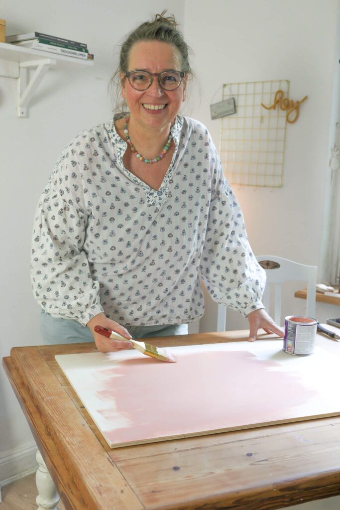 Sperrholzplatte streichen für DIY 3D Wandbild im Streifenlook