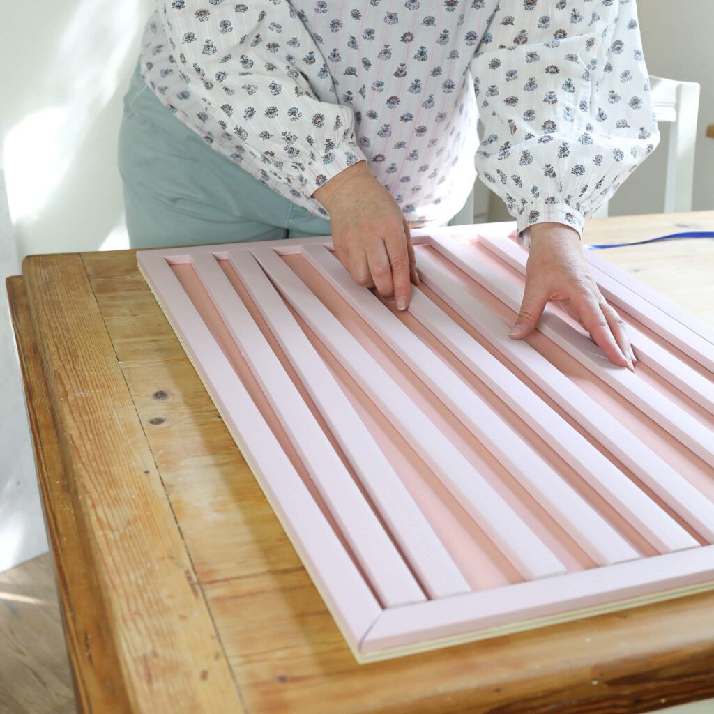 3D Wandbild im Streifenlook mit aufgeklebten Kunststoffstreifen