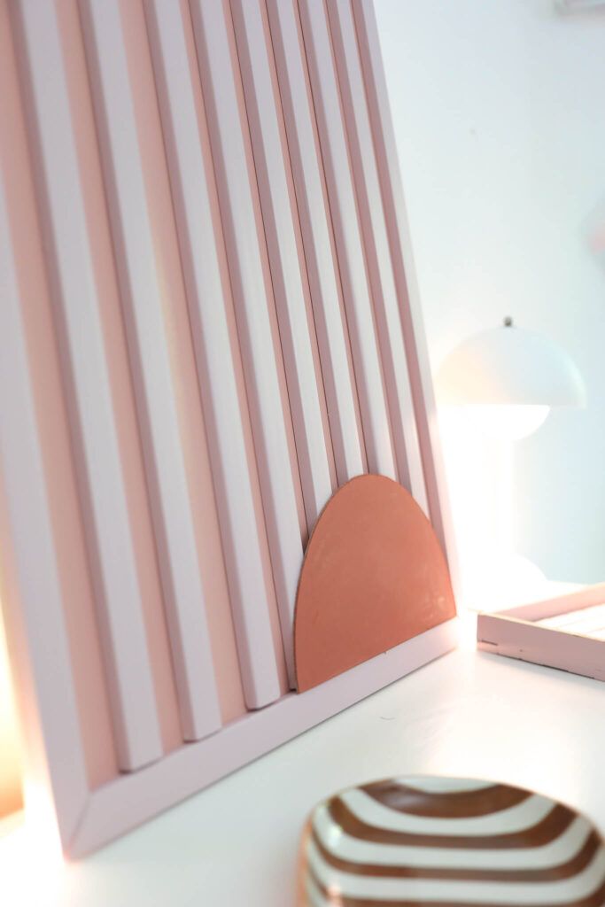 3D Wandbild mit Streifen aus selbstklebenden Kunststoffleisten