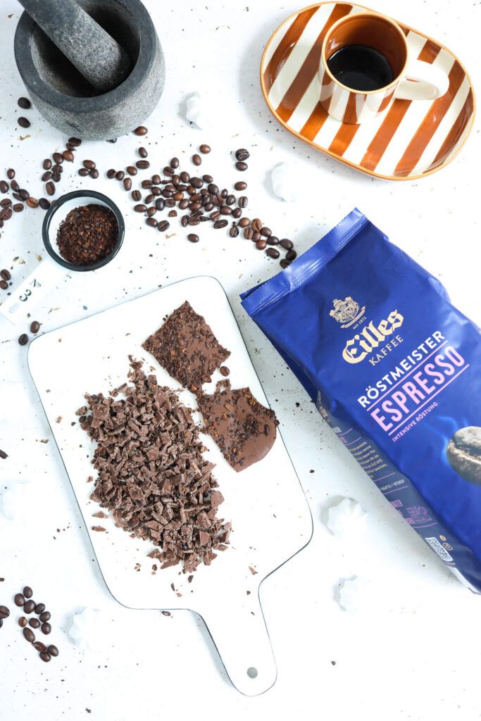 Espresso Schokolade über den Cheesecake streuen