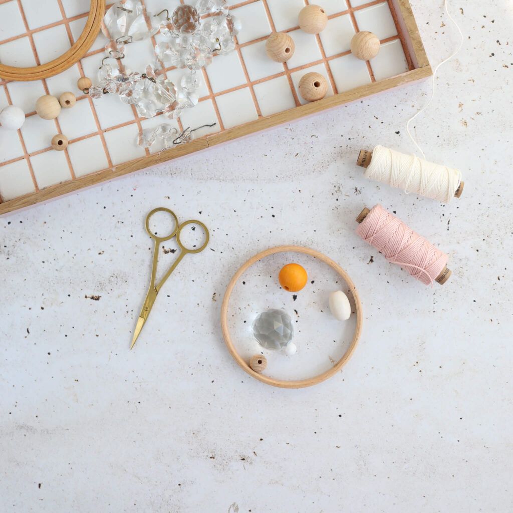 Material für Sonnenfänger im Holzring mit Kristall