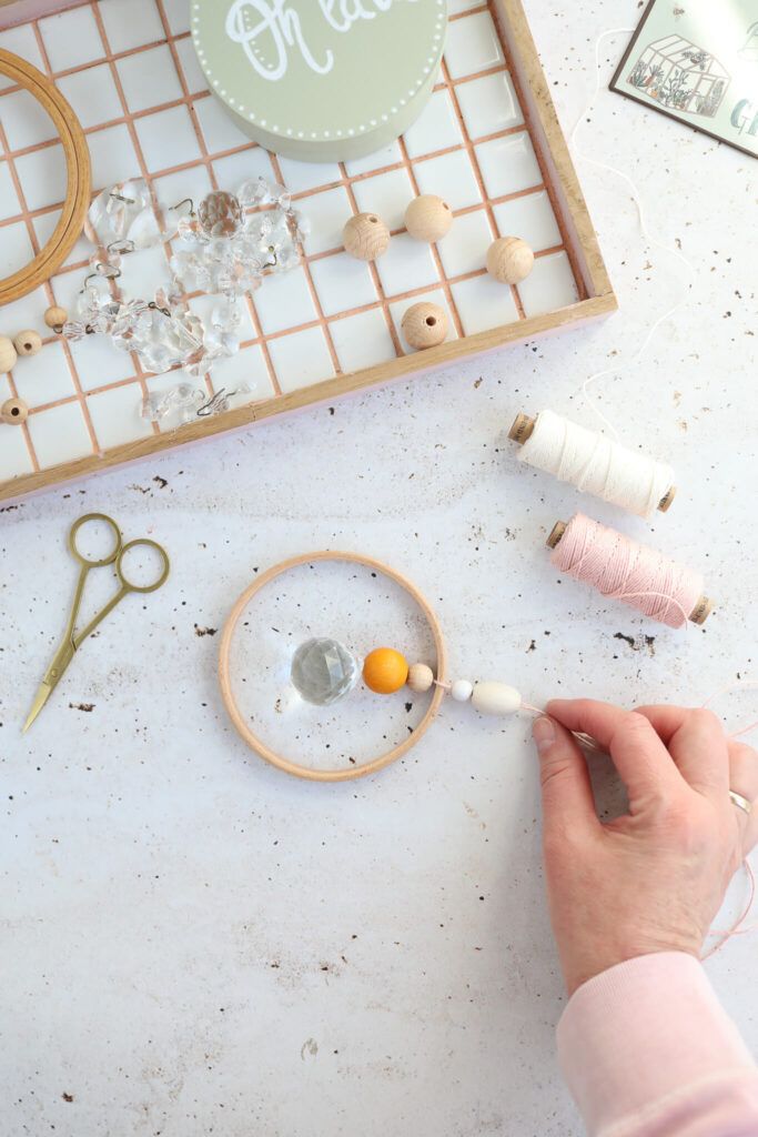 DIY Sonnenfänger selber machen mit Holzring und Kristall