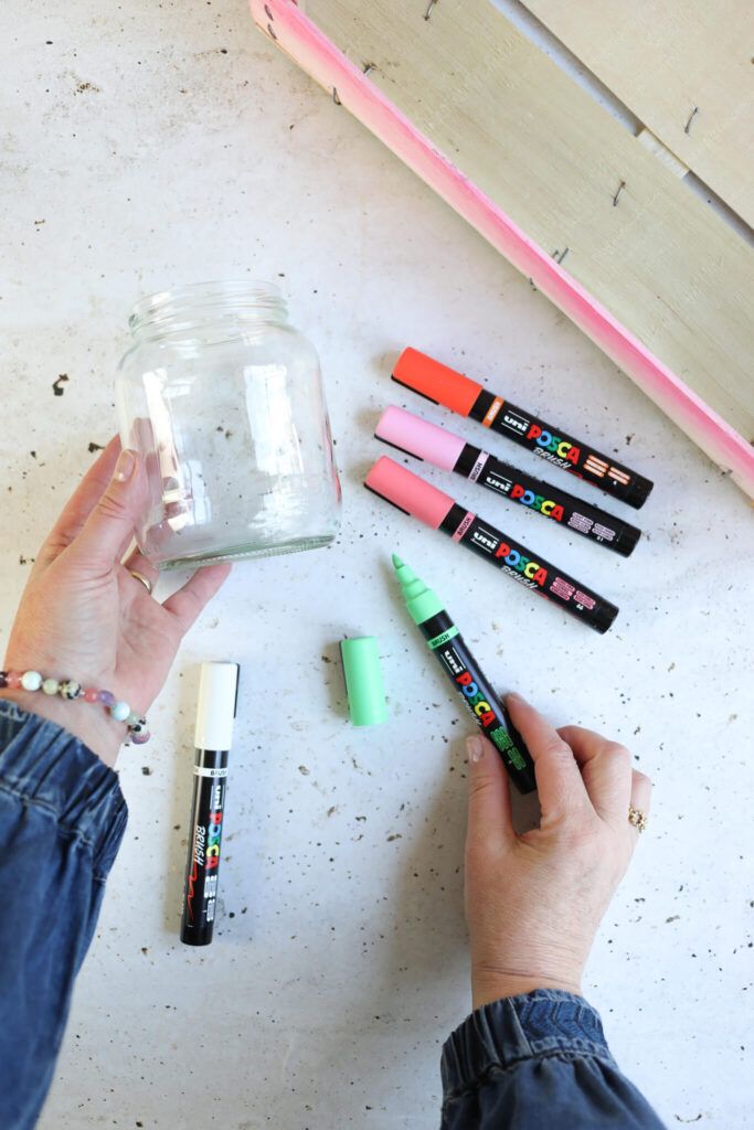 Gläser mit Markern bemalen für Ostergeschenk