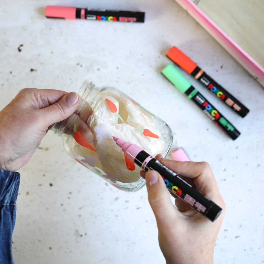 Ostermotive auf Marmeladeglas malen