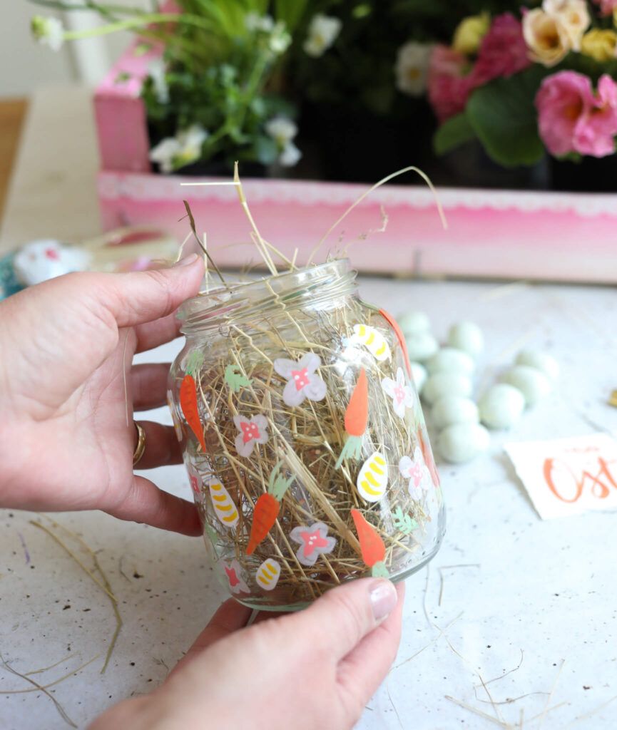 Marmeladeglas für Ostergeschenk mit Markern anmalen