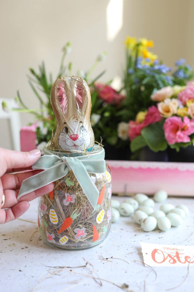 Ostergeschenke in der Obstkiste und Gläser bemalen