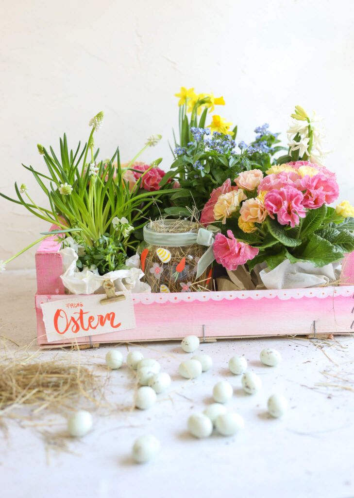 Blumengeschenk in der Obstkiste und bemalte Gläser als DIY Ostergeschenke 