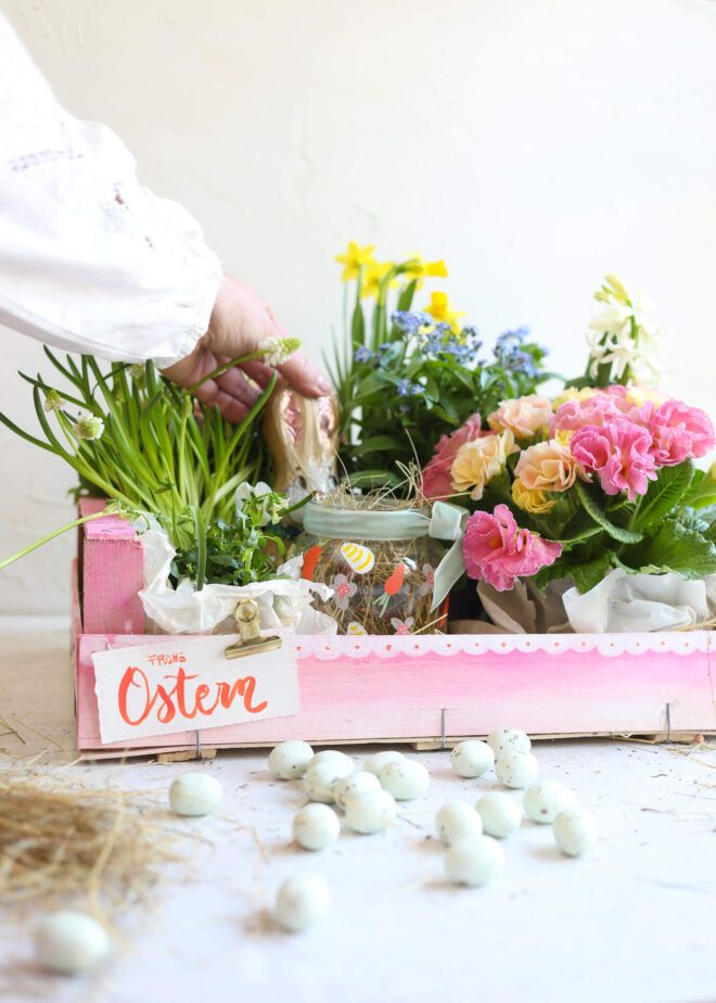 Blumengeschenk in der Obstkiste