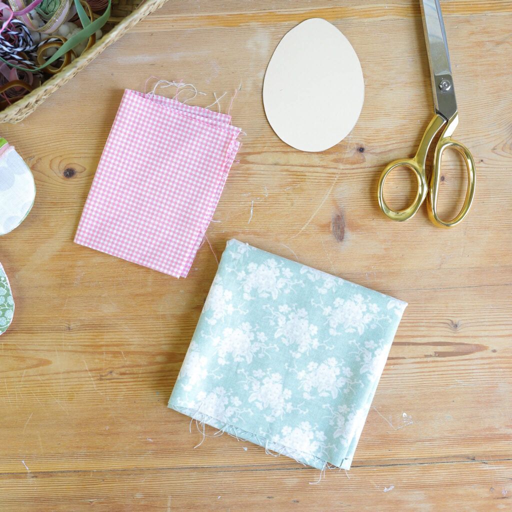 Stoff für befüllbare Ostereier zuschneiden