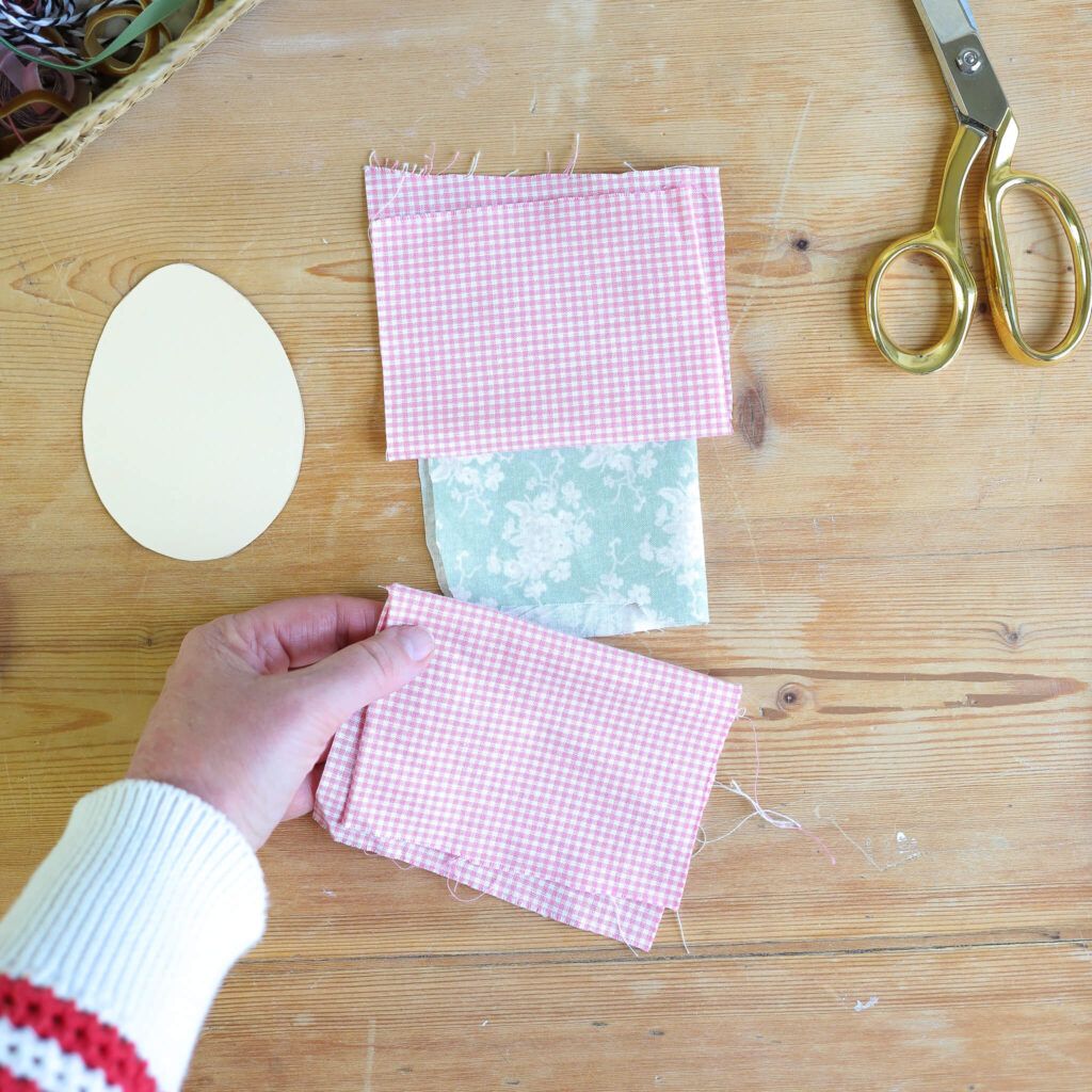 Stoffteile für Ostereier aus Stoff übereinanderlegen