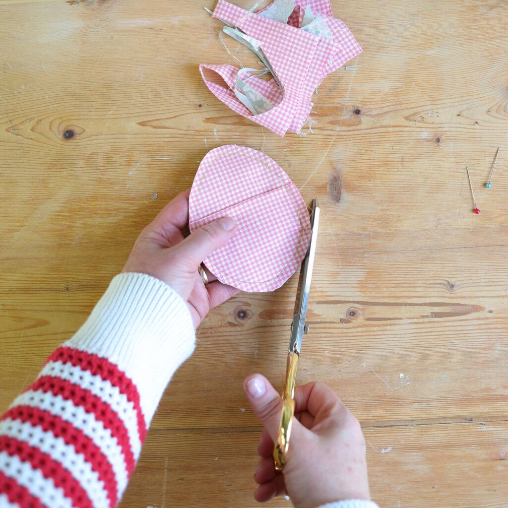 Stoff rundum bis auf 0,5 cm abschneiden