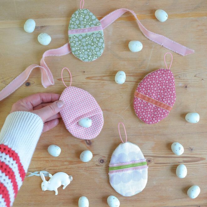 Nachhaltige Ostertafel Deko mit selbstgenähten Stoff Ostereiern