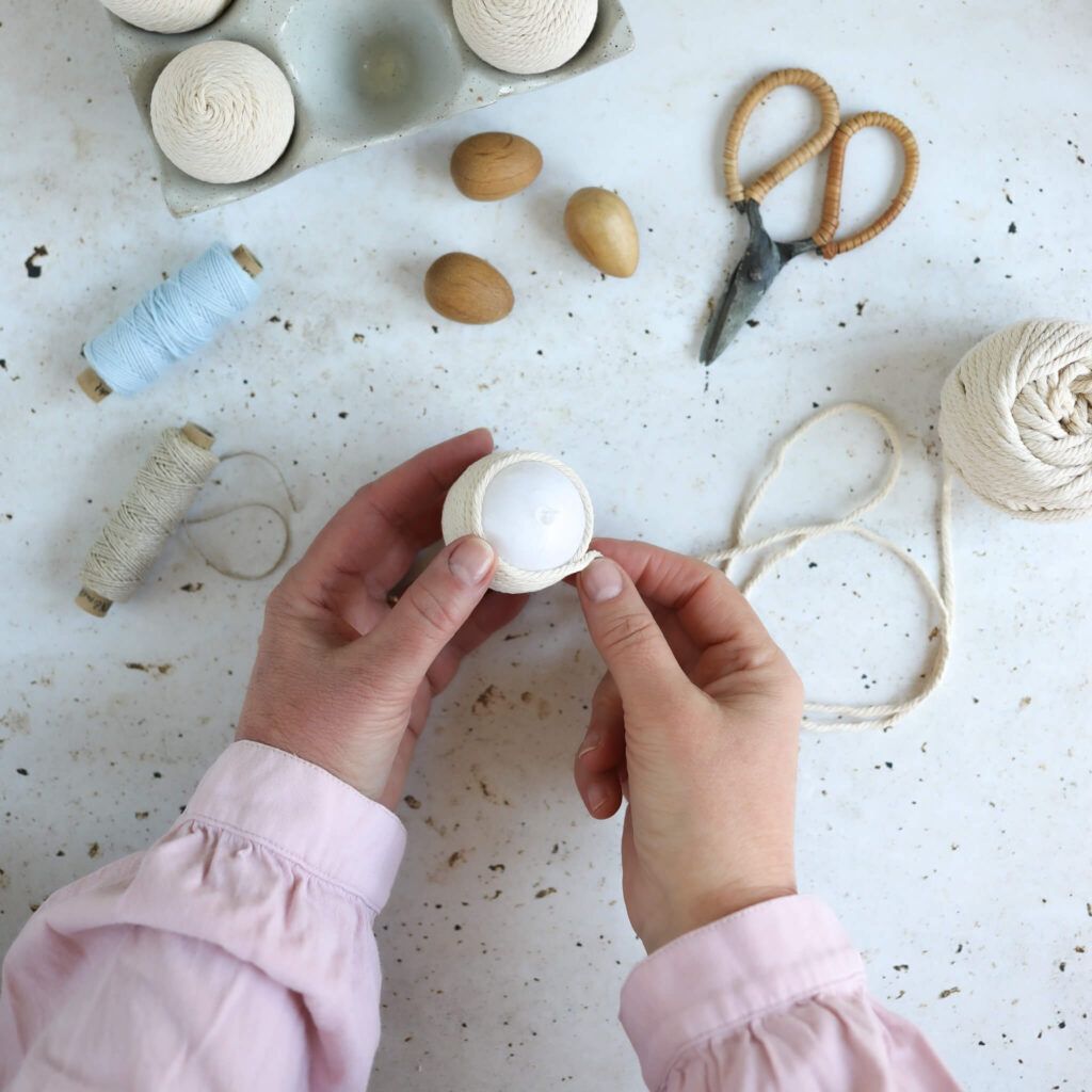 Ostereier mit Garn umwickeln