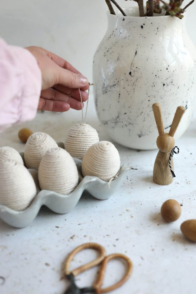 Ostereier mit Garn umwickeln