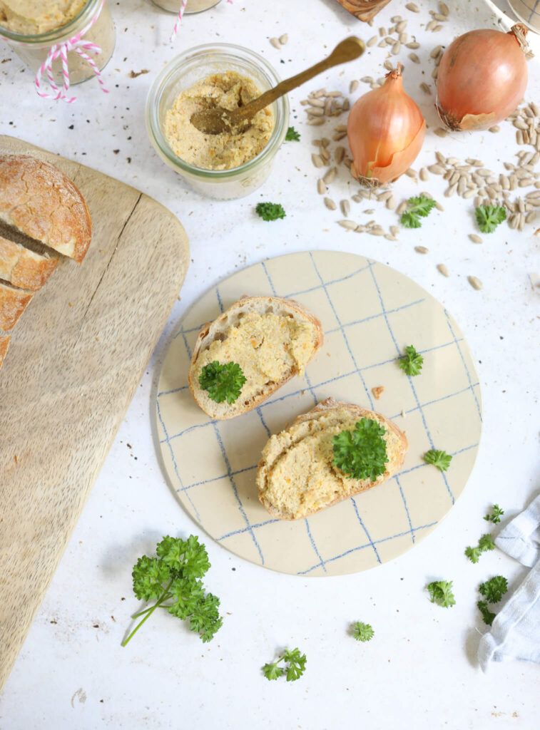 vegetarischer Brotaufstrich mit Möhren, Sonnenblumenkernen und Zwiebeln