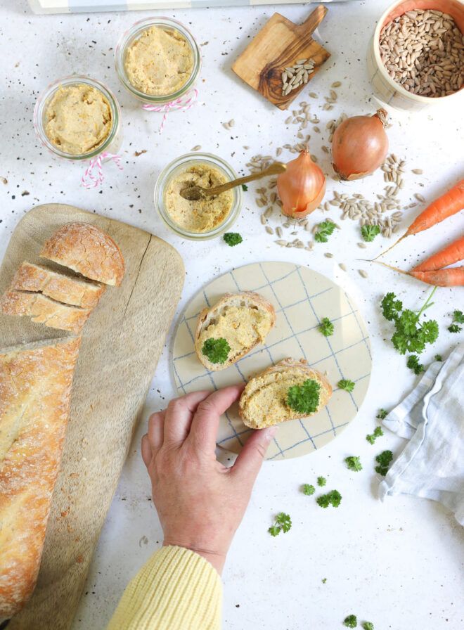 vegetarischer Brotaufstriche mit Sonnenblumenkernen
