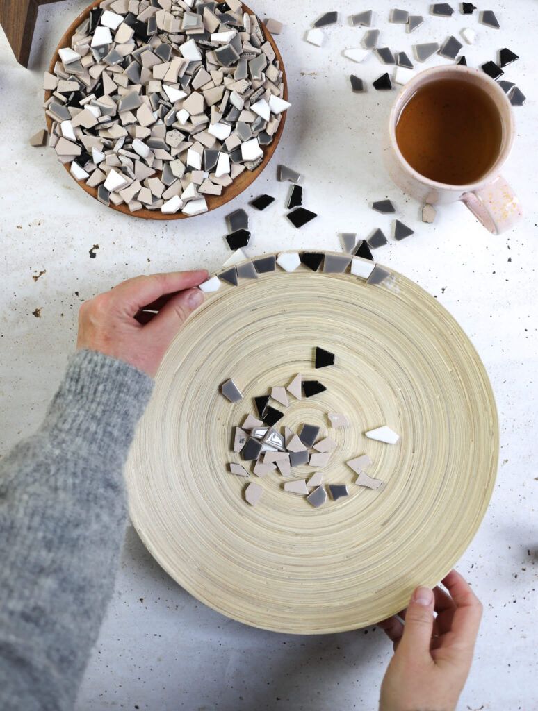 Mosaiksteine aufkleben für DIY Mosaikschale